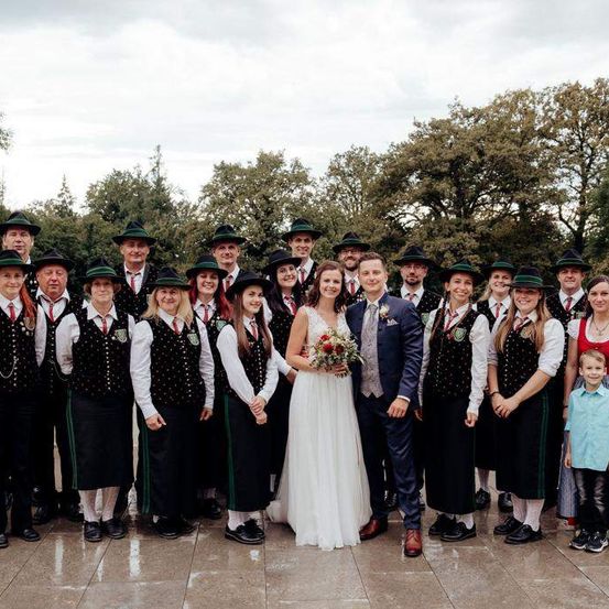 Bild enthält, Groupshot, Person, Adult, Bride, Female, Woman, People, Bridegroom, Dress, Formal Wear