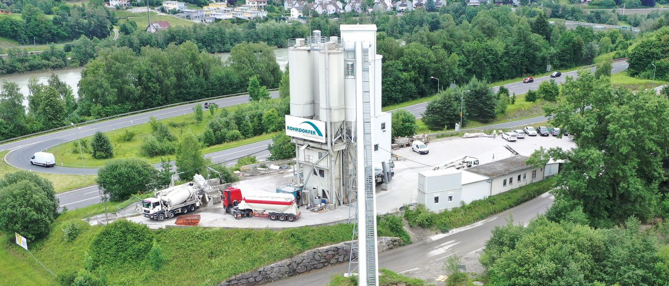 Bild enthält, Road, Truck, Vehicle, Car, Outdoors, Building, Factory, City, Aerial View, Person