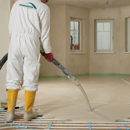 Bild enthält, Glove, Hat, Adult, Male, Man, Person, Floor, Shoe