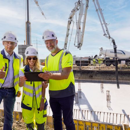 Bild enthält, Person, Worker, Hardhat, Helmet, Glasses, Adult, Male, Man, Female, Woman