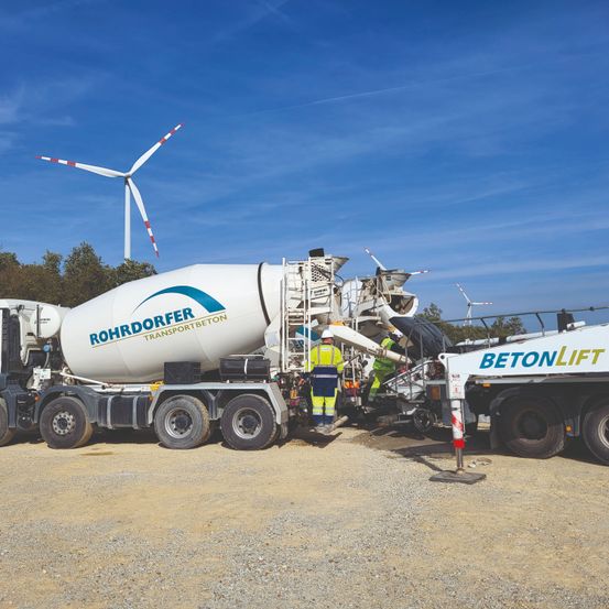 Bild enthält, Helmet, Truck, Vehicle, Person, Windmill, Engine, Machine, Motor, Wheel