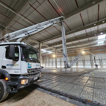 Bild enthält, Person, Footwear, Shoe, Transportation, Vehicle, Factory