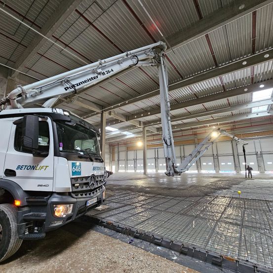 Bild enthält, Person, Footwear, Shoe, Transportation, Vehicle, Factory