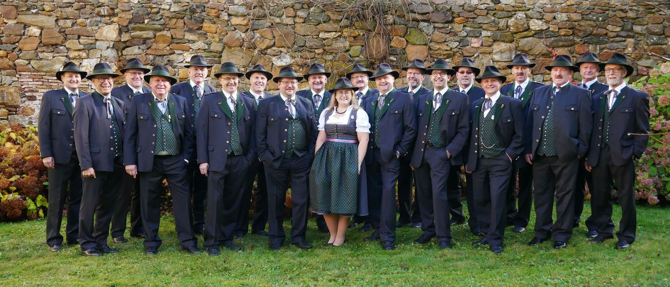 Bild enthält, Formal Wear, Suit, People, Person, Coat, Blazer, Grass, Tuxedo, Groupshot, Wall