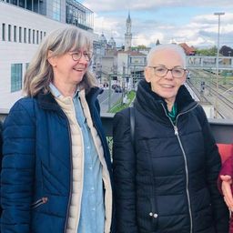 Bild enthält, Coat, Jacket, Adult, Female, Person, Woman, Blazer, Scarf, People, Smile