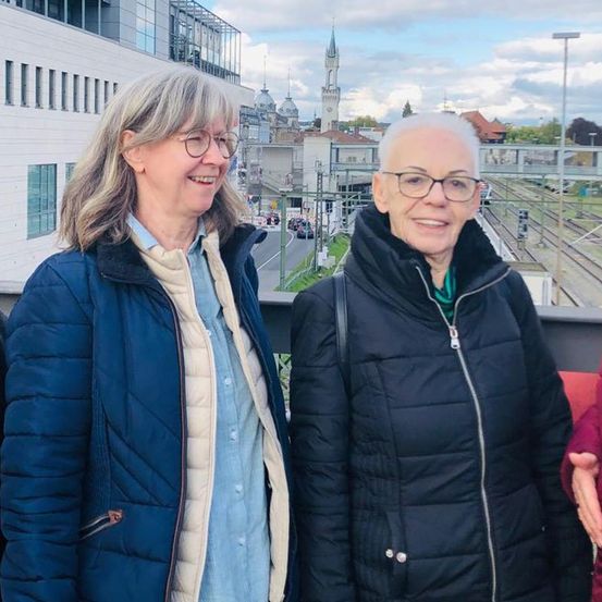 Bild enthält, Coat, Jacket, Adult, Female, Person, Woman, Blazer, Scarf, People, Smile