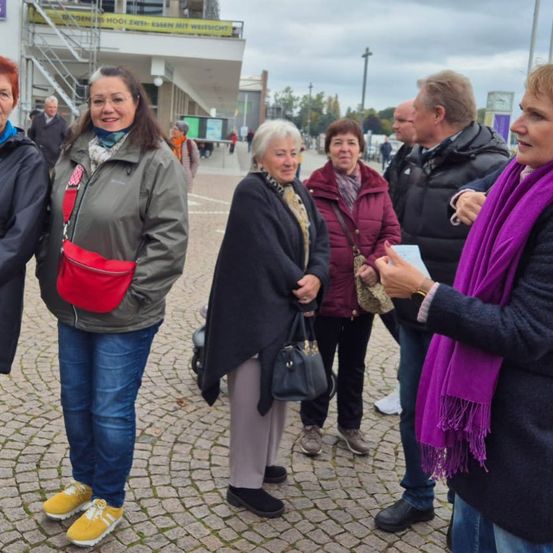 Bild enthält, Advertisement, Adult, Female, Person, Woman, Coat, Jacket, Poster, People, Jeans