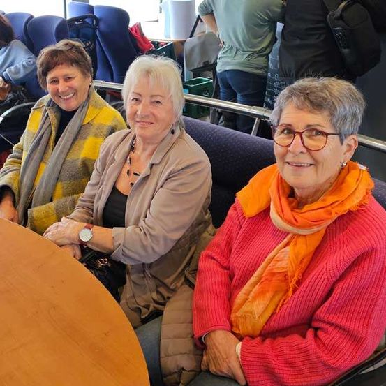 Bild enthält, People, Person, Adult, Female, Woman, Couch, Male, Man, Boy, Child