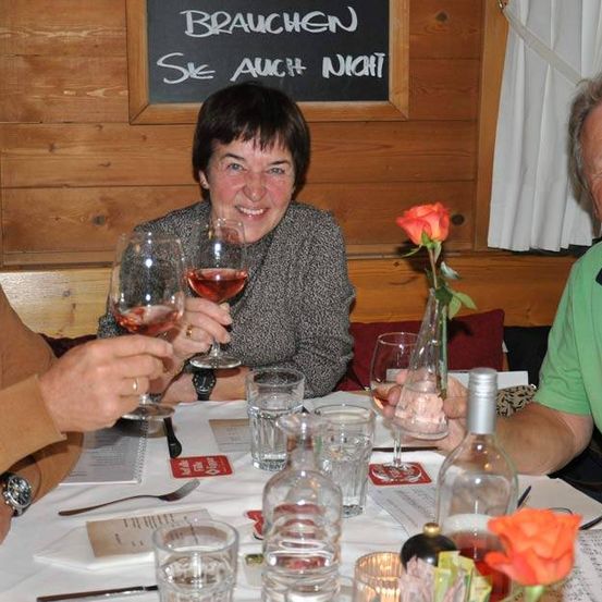 Bild enthält, Dining Room, Dining Table, Table, Glass, Glasses, Person, Portrait, Adult, Male, Man