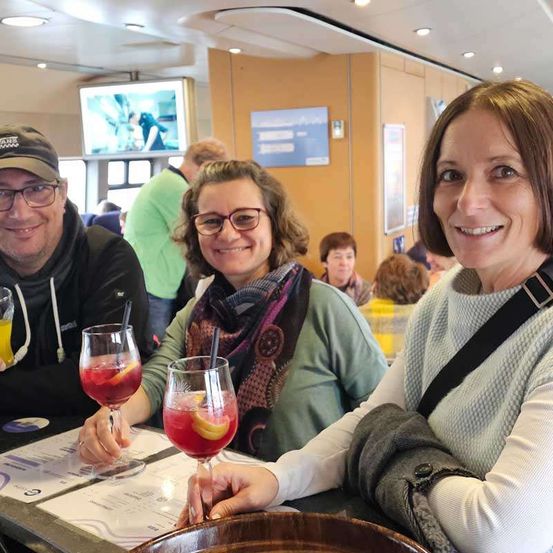 Bild enthält, Restaurant, Adult, Female, Person, Woman, People, Male, Man, Glass, Table