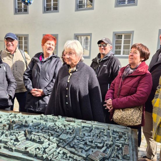 Bild enthält, Adult, Female, Person, Woman, People, Coat, Jacket, Male, Man, Face