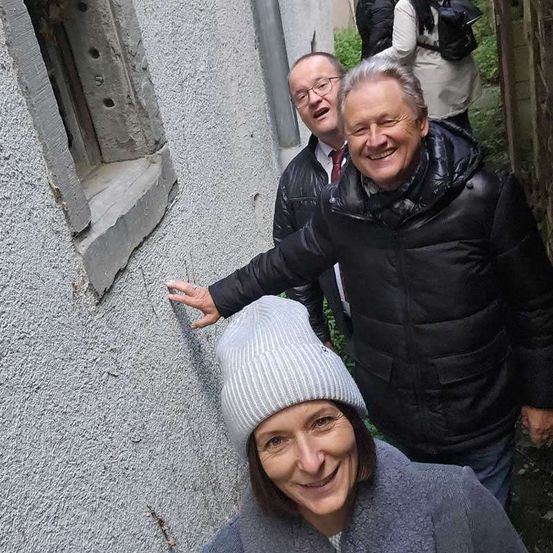 Bild enthält, Coat, City, Street, Head, Person, Portrait, Adult, Female, Woman, Photobombing