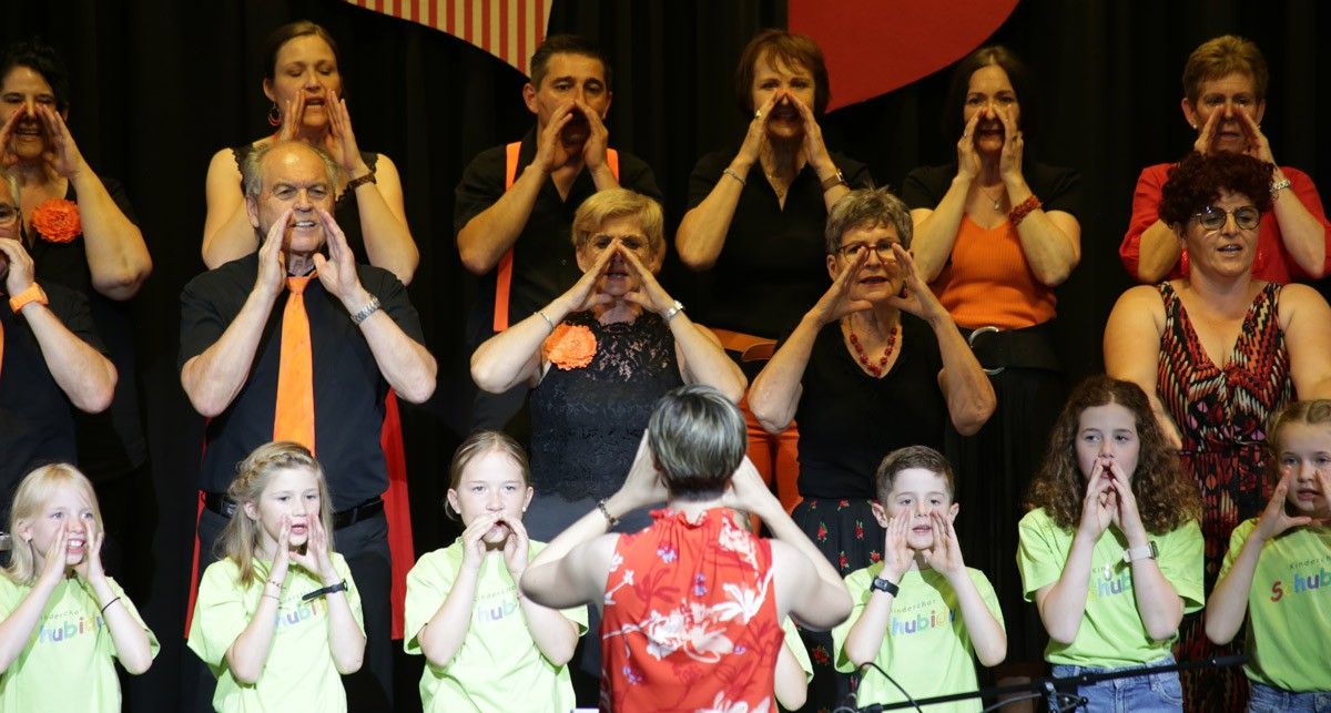 Bild enthält, Adult, Female, Person, Woman, Child, Girl, Bride, Singing, Head, Face