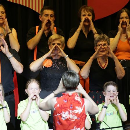 Bild enthält, Adult, Female, Person, Woman, Child, Girl, Bride, Singing, Head, Face