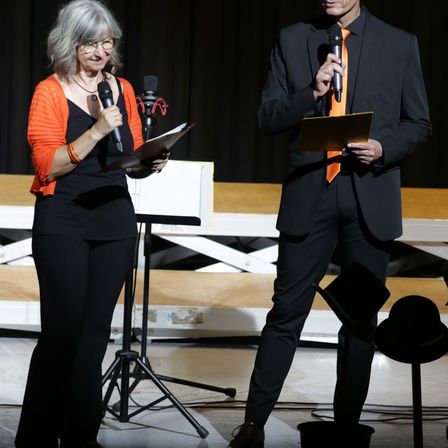 Bild enthält, Adult, Female, Person, Woman, Male, Man, Microphone, Tie, Glasses, Crowd