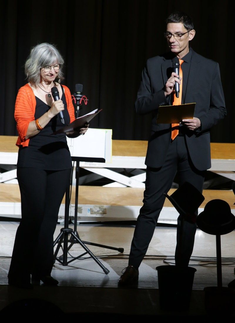 Bild enthält, Adult, Female, Person, Woman, Male, Man, Microphone, Tie, Glasses, Crowd