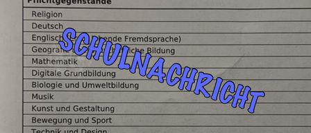 Ein Dokument mit dem Titel 'Schulnachricht' zeigt Kategorien wie 'Umweltbildung', 'Design' und 'Sport'. Es hat einen blauen Header mit weißem Text auf grauem Hintergrund.