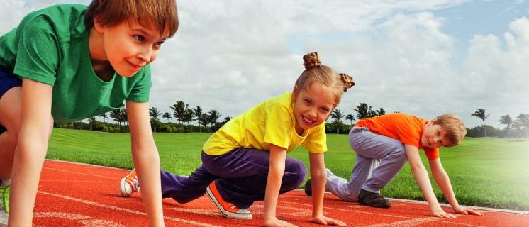 Zwei Kinder bereiten sich auf einen Lauf auf einer Rennbahn vor, mit einem Rasenfeld im Hintergrund. Der Text lautet 7-1 Meine Schuh und das Logo von Kurier.