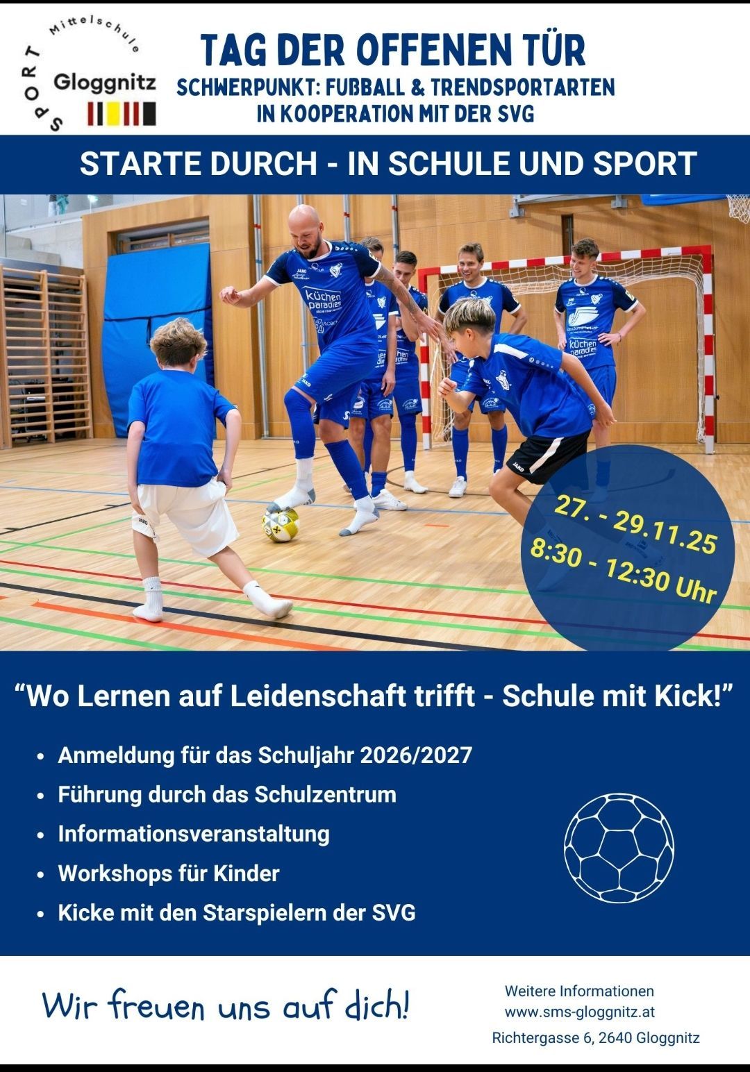 Eine Anzeige für das Schuljahr 2026/2027 mit einer Fußballmannschaft im Training, die einen erwachsenen Mann und einen Jungen beim Fußballspielen zeigt, während andere in einer Turnhalle stehen. Es hebt das Motto 'Wo Lernen auf Leidenschaft trifft - Schule mit Kick!' hervor.