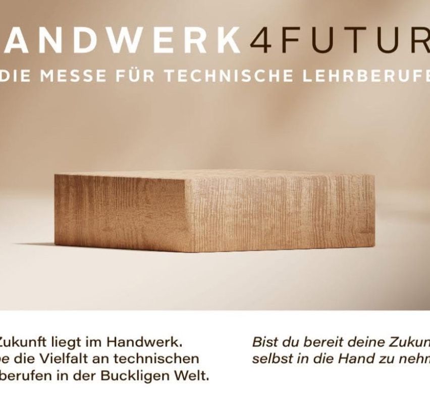 Ein Holzblock wird auf einem beigen Hintergrund mit dem Text 'Handwerk 4 Future' angezeigt. Es deutet an, dass die Zukunft im Handwerk liegt. Bist du bereit, die Zukunft selbst in der technischen Welt zu gestalten?