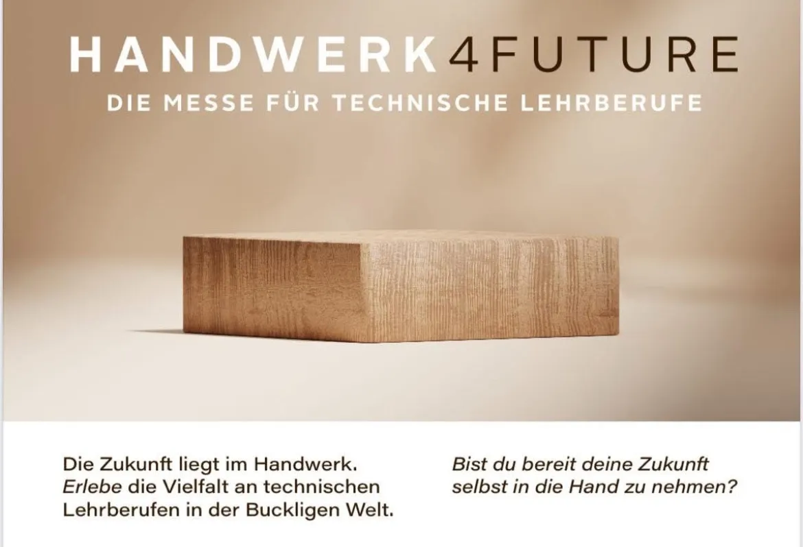 Ein Holzblock wird auf einem beigen Hintergrund mit dem Text 'Handwerk 4 Future' angezeigt. Es deutet an, dass die Zukunft im Handwerk liegt. Bist du bereit, die Zukunft selbst in der technischen Welt zu gestalten?