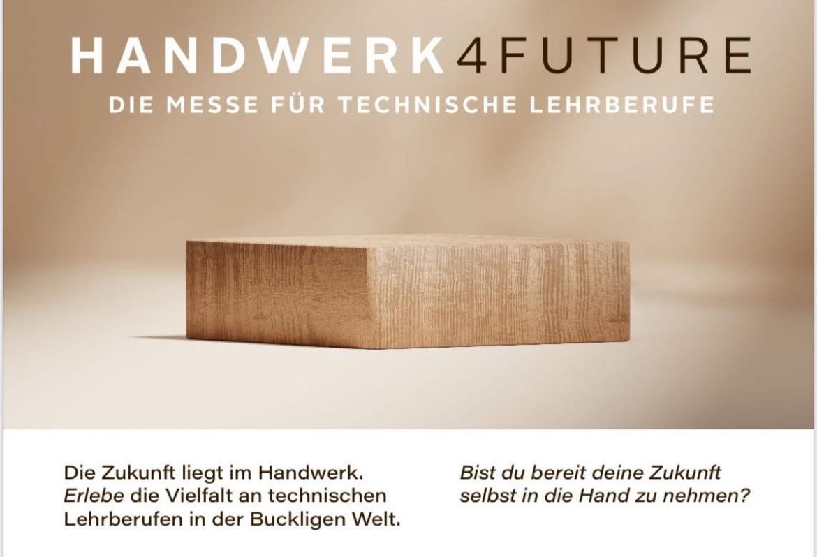 Ein Holzblock wird auf einem beigen Hintergrund mit dem Text 'Handwerk 4 Future' angezeigt. Es deutet an, dass die Zukunft im Handwerk liegt. Bist du bereit, die Zukunft selbst in der technischen Welt zu gestalten?