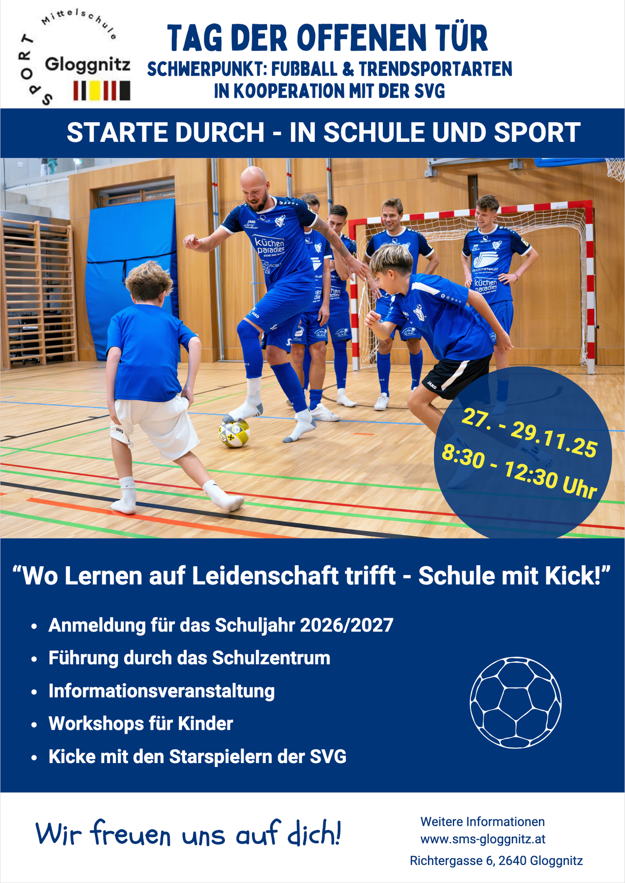 Ein Fußballevent findet in einer Halle mit Holzböden statt. Mehrere Jungen spielen mit einem Fußball, einige von ihnen tragen blaue Uniformen. Datum und Uhrzeit sind auf der rechten Seite angezeigt.