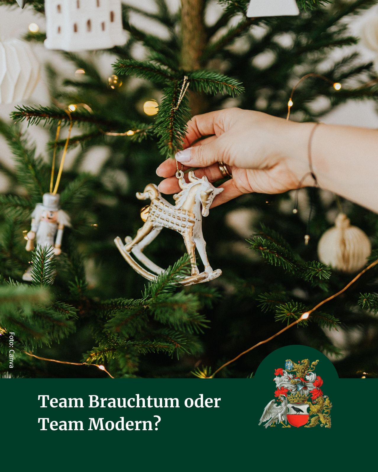 Eine Hand schmückt einen Weihnachtsbaum mit einem Schaukelpferd-Anhänger. Der Baum ist mit verschiedenen Ornamenten und Lichtern geschmückt. Das Bild hat einen Wasserzeichen 'Foto: Canva' in der unteren linken Ecke. Am unteren Rand des Bildes steht der Text 'Team Brauchtum oder Team Modern?' in fetter Schrift.