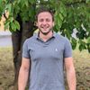 Bild enthält, Face, Head, Person, Smile, Sleeve, Jeans, Portrait, T-Shirt, Adult, Man