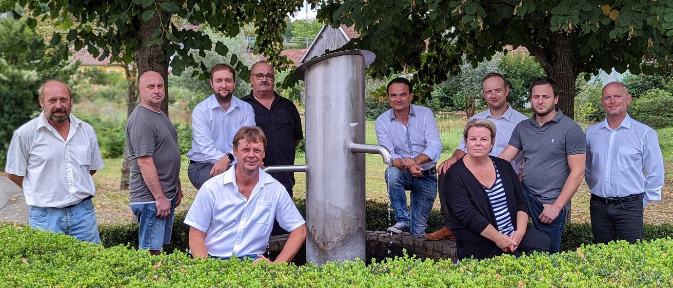 Bild enthält, People, Person, Adult, Male, Man, Cross, Outdoors, Female, Woman, Glasses