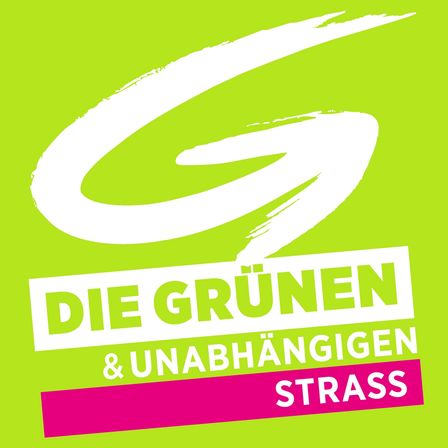 Grüner Hintergrund mit weißem Text 'Die Grünen & Unabhängigen Strass'. Ein weißer gebogener Pfeil auf der linken Seite.