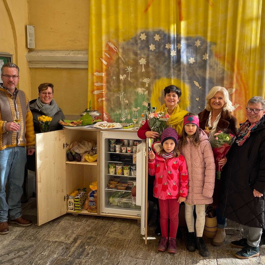 Bild enthält, Coat, Jacket, Pants, People, Person, Adult, Male, Man, Flower Bouquet, Glasses