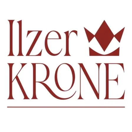 Das Logo für Ilzer Krone wird auf einem weißen Hintergrund angezeigt. Es enthält den Text Ilzer Krone in Rot und ein Kronensymbol über dem Wort Krone.