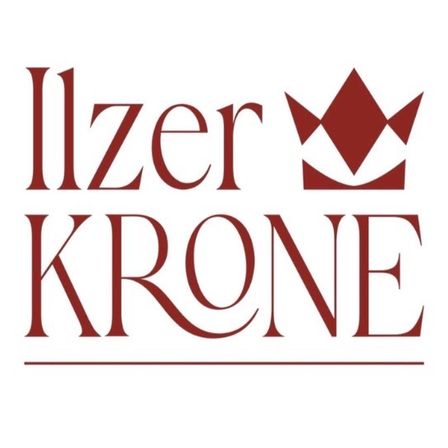 Das Logo für Ilzer Krone wird auf einem weißen Hintergrund angezeigt. Es enthält den Text Ilzer Krone in Rot und ein Kronensymbol über dem Wort Krone.