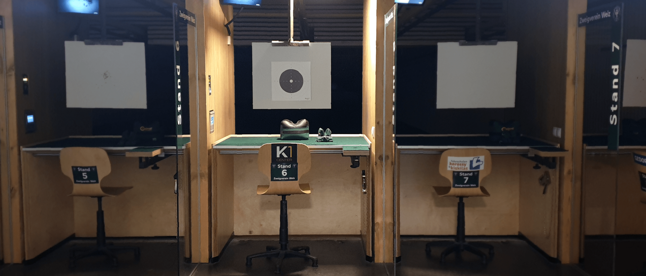 Bild enthält, Chair, Furniture, Gun, Weapon, Shooting, Architecture, Building, Shooting Range, Monitor, Indoors