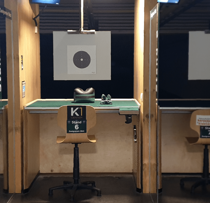 Bild enthält, Chair, Furniture, Gun, Weapon, Shooting, Architecture, Building, Shooting Range, Monitor, Indoors