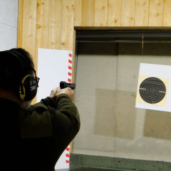 Bild enthält, Gun, Weapon, Shooting, Shooting Range, Electronics, Headphones, Firearm