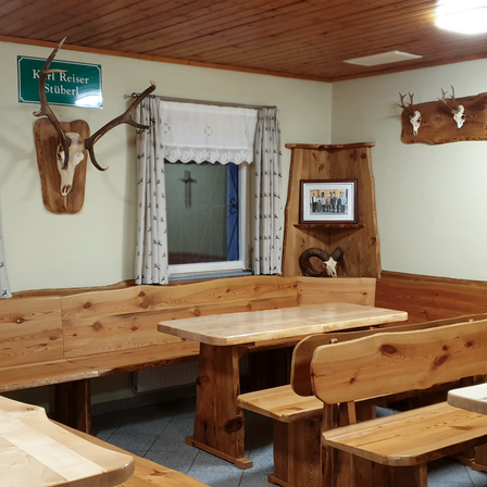 Bild enthält, Plywood, Wood, Indoors, Interior Design, Hardwood, Restaurant, Flooring, Antelope, Stained Wood, Cross