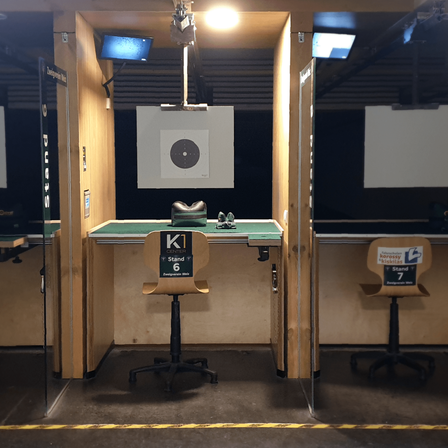 Bild enthält, Chair, Furniture, Gun, Shooting, Weapon, Architecture, Building, Shooting Range, Monitor, Screen