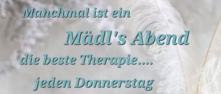 Ein Werbeplakat für eine Donnerstagabend-Veranstaltung. Es bietet einen kostenlosen Cocktail an der Bar an, mit einer Federdekoration und einer blauen Flasche im Hintergrund.