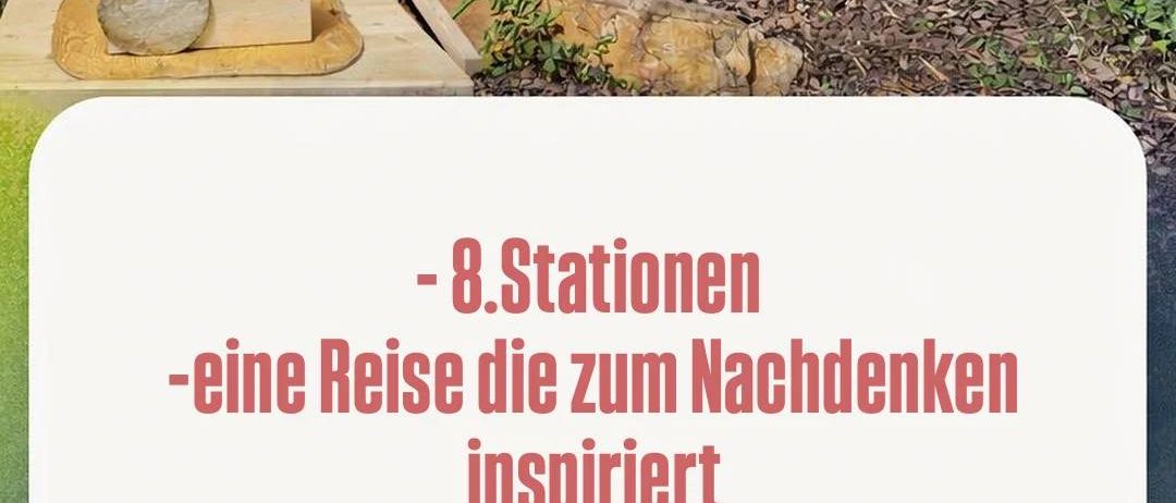 Ein Außenbereich mit einer Holzstruktur, gelben Blumen in einem Topf und Felsen. Der Text lautet '8 Stationen - eine Reise, die zum Nachdenken inspiriert. Eröffnung: 21. März 14.00 mit einer Segensfeier. Herzliche Einladung!'