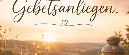 Eine landschaftliche Szene mit Tasse, Stift und Laterne, die dazu einlädt, Ihre Gebetsanliegen zu senden. Der Text lautet: 'Schicke uns gern dein Gebetsanliegen'.