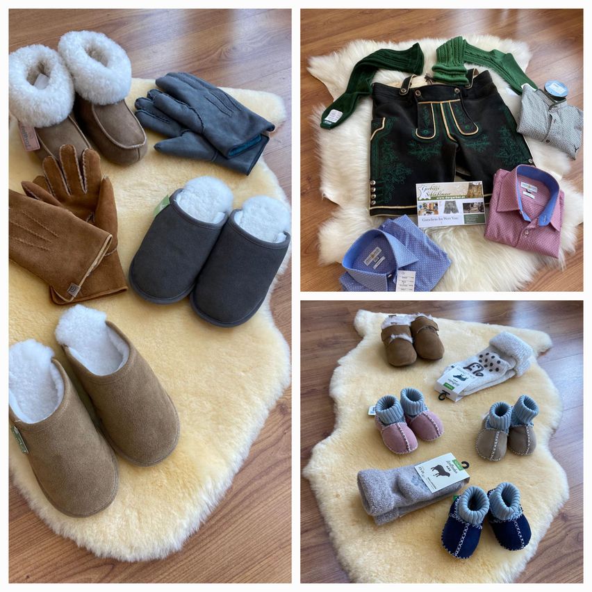 Eine Collage aus Winterkleidung und Accessoires, darunter Hausschuhe, Handschuhe und Babyschuhe, auf einem Holzboden mit einem Schaffellteppich ausgelegt.