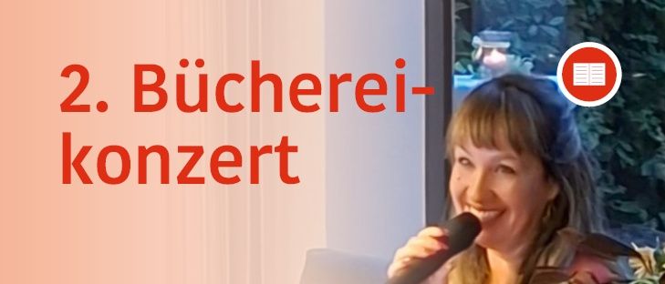 Eine lächelnde Frau hält ein Mikrofon, möglicherweise bei einer Buchveranstaltung. Der Text lautet '2. Bucherei-Konzert mit Niki Schabernak'. Ein Pflanze und eine Kerze stehen auf dem Tisch rechts von ihr.