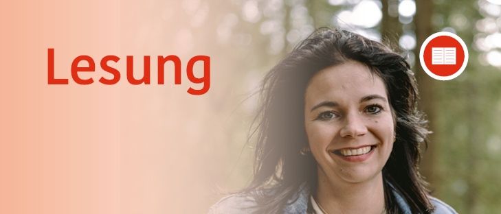 Eine lächelnde Frau in einer Jeansjacke und einem weißen Shirt posiert für ein Foto im Wald. Über ihr stehen die Worte 'Lesung von Kristina Rarej-Gleispach'.