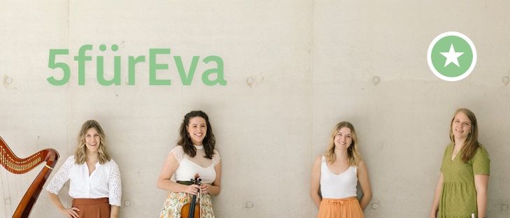 Vier Frauen stehen vor einer weißen Wand, jede hält ein Musikinstrument. Die Frau links spielt Harfe, die zweite Frau hält eine Geige, die dritte Frau hat eine Flöte und die vierte Frau spielt Akkordeon. Der Text lautet 'Zahltag. 5fürEva rechnet ab.' auf Deutsch.