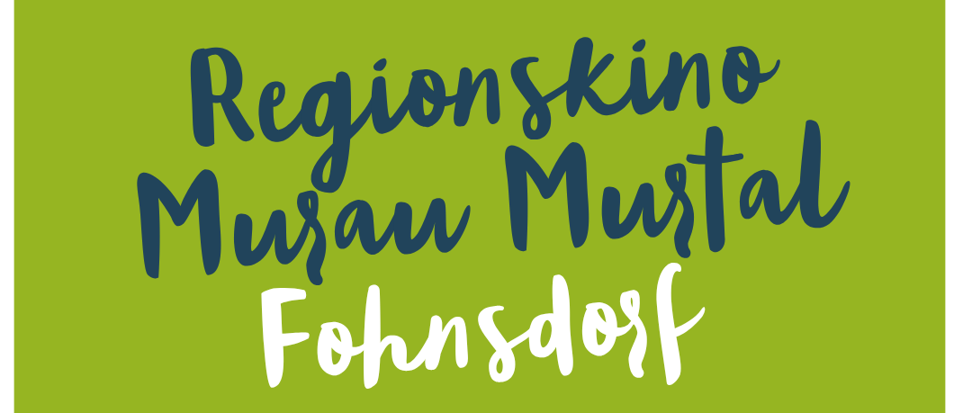 Ein grünes Plakat mit dem Text 'Regionskino Musau Mustal Fohnsdorf'. Eine Hand hält ein Klapsbrett mit den Worten 'Produktion, Szene, Spot, Aufnahme'. Ein Pfeil zeigt nach rechts. Das Plakat ist für einen Film oder eine Veranstaltung an den genannten Orten.