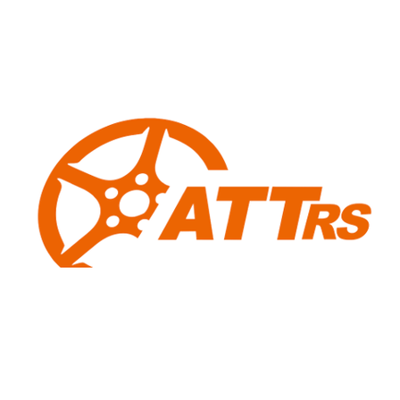Das Bild zeigt das ATTRRS-Logo, das ein stilisiertes orangefarbenes Lenkrad mit dem Text ATTRRS darunter darstellt. Das Design ist schlank und modern, mit einem weißen Hintergrund.