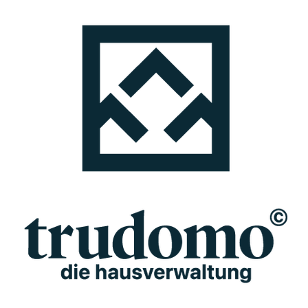 Ein Logo für 'trudomo', einen Hausverwaltungsdienst, mit einer stilisierten Dreiecksform und dem Text 'die hausverwaltung'. Der Hintergrund ist schwarz.