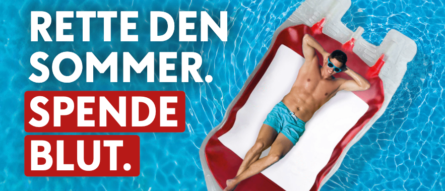 Eine Werbung für eine Blutspende-Veranstaltung zeigt einen Mann im Pool. Zeit: Mittwoch, 22. Juli, 16:30-19:00 Uhr in der Mittelschule Preding. Ort: Schulweg 4. Ein QR-Code ist verfügbar.